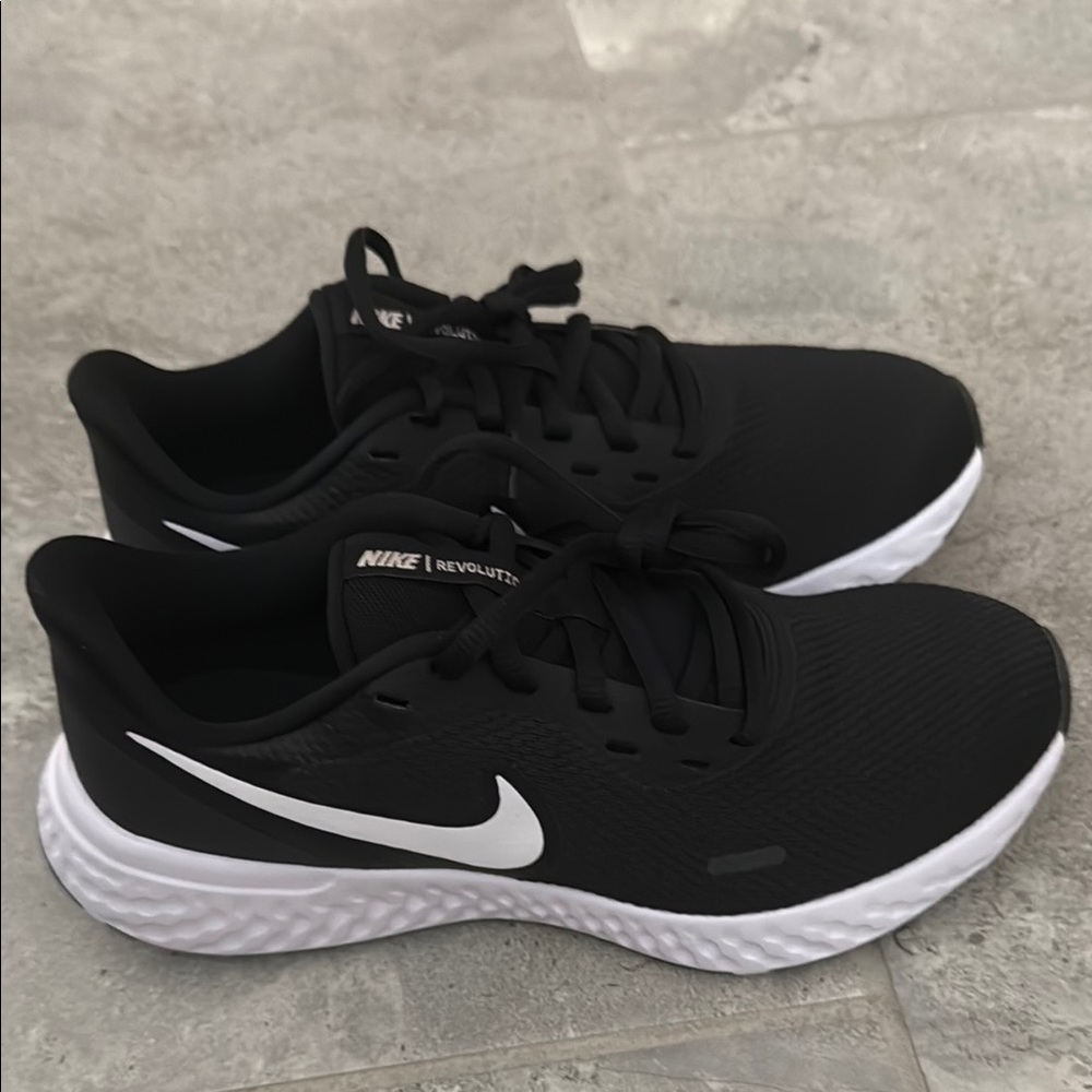 BRAND NEW Never Worn Womens Size 7 Nike Revolution Black and White Running Shoes